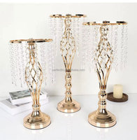 Tendance du moment : Support floral en spirale doré, centre de table géométrique en métal avec pampilles en cristal pour décoration florale de mariage et événements
