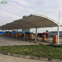 Abri de voiture extérieur moderne Lyfe avec toit en toile, structure en acier ignifuge, installation facile, auvent pare-soleil pour hôtel et villa