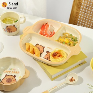 Juego de <span class=keywords><strong>Vajilla</strong></span> <span class=keywords><strong>Infantil</strong></span> de <span class=keywords><strong>Melamina</strong></span> de Grado Alimenticio con Diseño de Capibara, Tazón, Taza, Plato, Cuchara - Modelo KP, Diseño Fresco y Adorable - Product Image 4