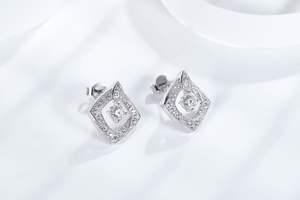 Pendientes de Pirita Redondos de 4 mm de Diseño en Plata de Ley, Colección Moissanite - Product Image 4