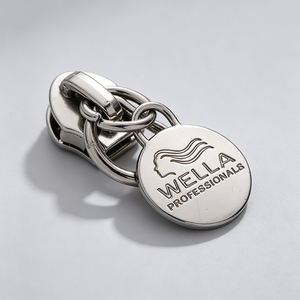 Tirette de fermeture éclair en alliage gravé avec logo WELLA argenté pour sacs de salon, sacs à main, portefeuilles et accessoires de mode - Product Image 2