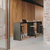 Table de collaboration de bureau avec plateau noir et pieds en panneau, table de bar réglable en hauteur pour espaces de travail agiles et de réflexion