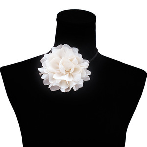Collier ras du cou en velours décoré de fleurs, accessoire de mode noir pour soirée - Product Image 2