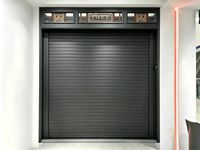 Porte de garage enroulable isolée en aluminium avec grilles de fenêtre personnalisées, bandes lumineuses, lames de 100 mm pour villas modernes