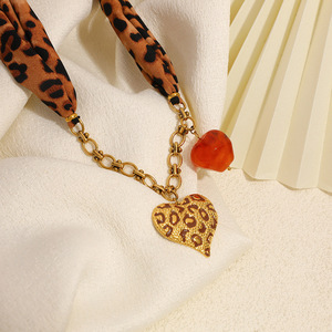 Collier écharpe imprimé léopard avec pendentif cœur en acier inoxydable plaqué or 18 carats pour la mode automne-hiver - Product Image 4