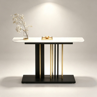 Meuble de couloir moderne et élégant, table console à base de traîneau en métal noir, plateau en marbre, style hôtel, salon, entrée, hall d'entrée