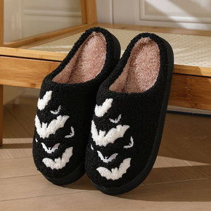 Pantofole da donna in pelliccia sintetica calda e confortevole, con design Halloween, Natale, Inverno, Zucca, Pipistrello, BOO, Gatto Nero, con suola in TPR per aumentare l'altezza - Product Image 4