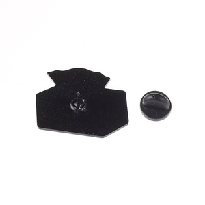 Spille in metallo all'ingrosso a forma di cartone animato, spille creative e uniche a forma di scatola di fazzoletti nera, spille a forma di giornale, distintivi, regali promozionali - Product Image 6