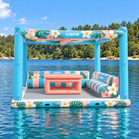 Île flottante gonflable en PVC avec auvent pare-soleil, canapé enveloppant et table centrale pour les fournisseurs de loisirs en station balnéaire (OEM)
