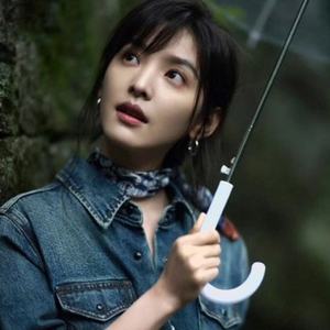 Élégant foulard carré en polyester pour femme, nouvelle collection printemps 2025, idéal à porter avec des chemises, autour du cou ou pour la coiffure - Product Image 2