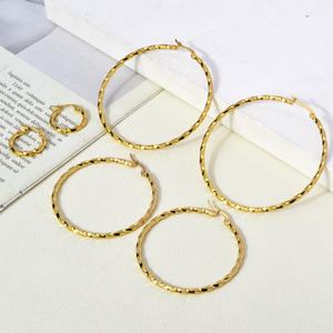 ต่างหูห่วงเกลียวสแตนเลสชุบทอง 18K แฟชั่นหรูหราทันสมัย แบบสั่งทำได้ สำหรับทุกเพศ - Product Image 3