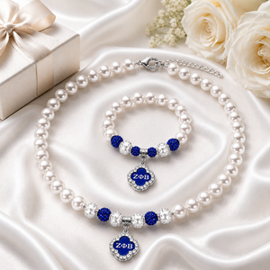 Elegante Set di <span class=keywords><strong>Collana</strong></span> e Bracciale di Perle <span class=keywords><strong>con</strong></span> Accenti Blu, Gioielli per Confraternite Zeta Phi Beta, per Laurea o Eventi Formali - Product Image 3
