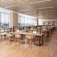Table de bibliothèque en bois couleur bois avec cloison, bureau de lecture long combiné avec étagère pour plusieurs personnes dans une salle d'étude scolaire