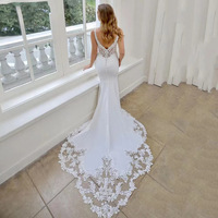 Gaun pengantin model halter fishtail untuk pengantin wanita, ramping dan pas di badan. Terbuat dari renda satin Prancis.