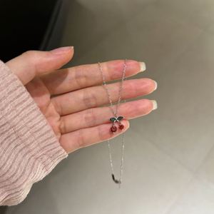 Collier pendentif Dylam en argent sterling 925 plaqué rhodium avec chaîne à maillons et pendentif cerise en zircone cubique 5A - Product Image 6