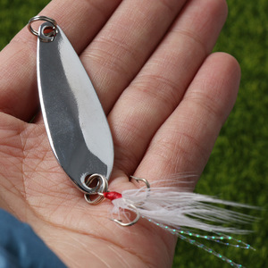 Leurre cuillère avec plume et hameçon triple pour la pêche au bar, poils rouges et fourrure blanche, origine Weihai - Product Image 1