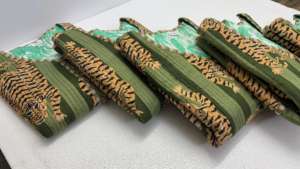 เสื้อแจ็คเก็ตผ้าแคนวาสลายเสือแบบคันธา ระบายอากาศได้ดี ใส่กลับด้านได้ คอวี ติดกระดุมด้านหน้า เหมาะสำหรับใส่เป็นเสื้อคลุมชั้นในฤดูหนาว แฟชั่นสไตล์บูติก - Product Image 4