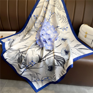 ผ้าพันคอไหมสี่เหลี่ยมพิมพ์ลายคลื่นทะเลสีน้ำเงินกรมท่าสำหรับผู้หญิง ขนาด 70 ซม. ผ้าพันคอคล้องคอสุดหรู - Product Image 4