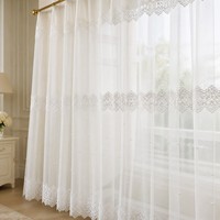 Voilages en dentelle blanche avec broderie florale en Venise, bord festonné et perles pour salon