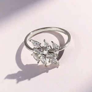 Anello Geometrico a Goccia con Foglia per Donne, Gioiello Unico e alla Moda - Product Image 5