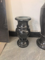 Vase funéraire en granit noir en gros pour cimetière, vase à fleurs en pierre naturelle pour tombe, design de vase funéraire à vendre