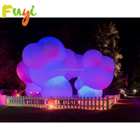 Avec éclairage LED Ballon gonflable en forme d'arche en forme de nuage pour l'affichage d'événements