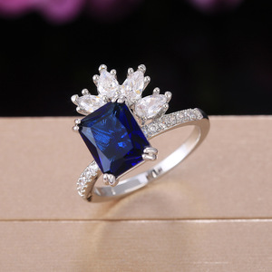 Anello di Lusso Floreale da Donna con Accento Blu, Elegante Gioiello Regolabile in Lega di Rame - Product Image 3