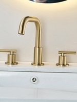 Robinet de lavabo européen en laiton massif à double poignée et trois trous, finition céramique or brossé, eau froide et chaude, jet doux et colonne fine