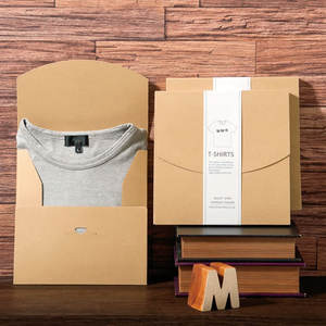 Boîte d'emballage de vêtement en papier kraft écologique avec logo personnalisé conception de manches plates pliables pour T-shirts vêtements <span class=keywords><strong>sous</strong></span>-vêtements - Product Image 1