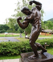 Statue en bronze grandeur nature de l'homme musclé Arnold Schwarzenegger, célèbre pour son corps musclé