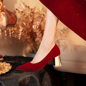 Zapatos de boda de tacón grueso con punta en punta de terciopelo rojo para novia y dama de honor, elegantes, sin cordones, de tacón medio 6555H - Product Image 1