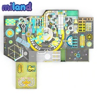 Parc d'attractions intérieur amusant avec toboggans lumineux, défis de puzzle, trampolines circulaires et équitation pour enfants