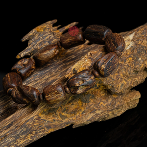 สร้อยข้อมือลูกปัดไม้กฤษณาธรรมชาติหายากสำหรับผู้ชาย ขนาดใหญ่ งานฝีมือระดับพรีเมียม เครื่องประดับทางจิตวิญญาณ - Product Image 2