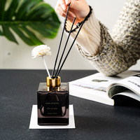 Bouteille en verre colorée unique de diffuseur carré de luxe de 100ml 50 ml 90 ml bouteille de diffuseur d'aromathérapie d'huiles essentielles de ménage