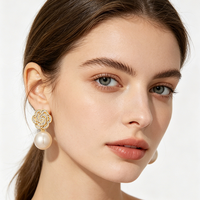 Boucles d'oreilles pendantes hypoallergéniques et étanches en forme de fleur avec zircon baguette plaqué or 18 carats et perle champagne, idéales pour mariages et occasions spéciales 2026