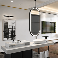 Miroir suspendu éclairé à 3 couleurs avec interrupteur tactile en acier inoxydable, design moderne résistant à l'eau pour la décoration d'hôtel