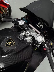 Carénage en fibre de carbone style Lamborghini pour <span class=keywords><strong>Ducati</strong></span> V4 Panigale 2025 - Product Image 4
