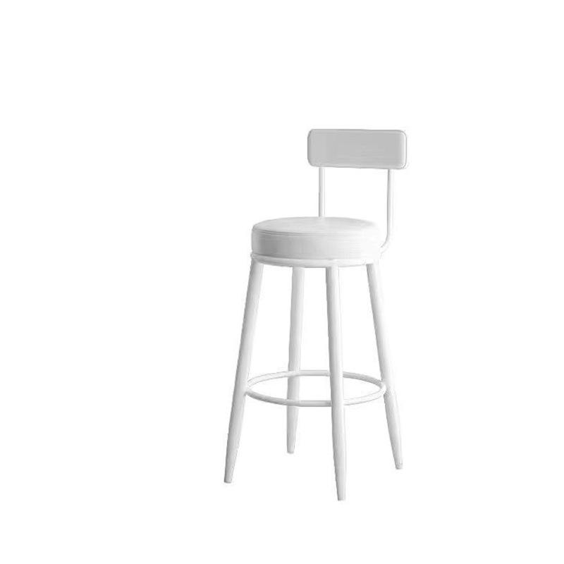 เก้าอี้สีขาวสองตัว