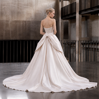 Robe de mariée en satin champagne, bustier, asymétrique, drapée, avec drapé latéral, coupe trapèze, traîne chapelle, sur mesure, vente en gros