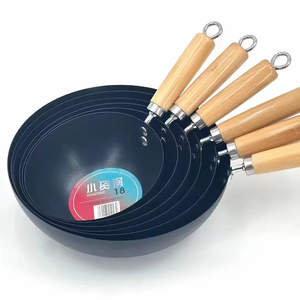 Wok miniature personnalisé de 20 cm, en fonte, noir, antiadhésif, avec couvercle en verre et poignée en bois, compatible avec les cuisinières à gaz - Product Image 1