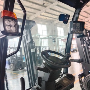 Nuevo Montacargas Eléctrico Contrapesado MOTI/MOTIEV de 2 Toneladas, Motor de Litio-Ion/CA, Cabina Cerrada, Palanca de Cambios de Horquillas, Longitud de Horquillas de 1000 mm - Product Image 4