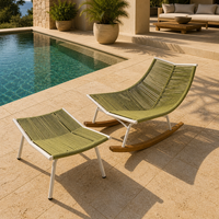 Fauteuil à bascule en corde tressée de style nordique avec structure métallique, balançoires en teck et repose-pieds ottoman pour balcon extérieur