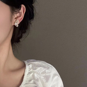 Boucles <span class=keywords><strong>d</strong></span>'oreilles pour femmes, <span class=keywords><strong>histoire</strong></span> <span class=keywords><strong>d</strong></span>'amour, papillon creux doux, perle plaquée <span class=keywords><strong>or</strong></span>, alliage, nouvelle tendance pour anniversaire, fête - Product Image 3