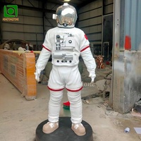 Statue d'astronaute autoportante décorative moderne en fibre de verre Statue d'astronaute en résine