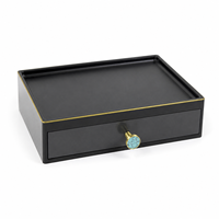 Boîte de rangement en bois à double porte de style tiroir, finition mate en MDF noir, doublure de couleur personnalisable, logo personnalisable pour les articles d'accueil d'hôtel
