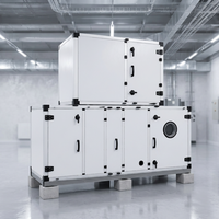 Système d'unité de traitement d'air modulaire industrielle blanche installé sur supports en béton dans une installation moderne pour le contrôle de la ventilation CVC