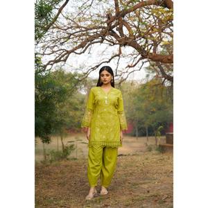 Conjunto Kurti y Salwar de algodón puro bordado con cuello en V para mujer, más vendido, para uso diario, oficina y ocasiones festivas, disponible para la venta. - Product Image 1