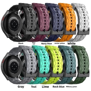 Bracelet de montre en silicone couleur unie à motif football 20mm/22mm compatible avec Samsung Galaxy Watch7/<span class=keywords><strong>6</strong></span>/5/4 et <span class=keywords><strong>Huawei</strong></span> Watch GT - Product Image 1