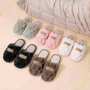 Nouvelles pantoufles d'hiver de conception premium avec semelle en EVA, doublure en fourrure artificielle, pantoufles pour couple de haute qualité, vente en gros - Product Image 2