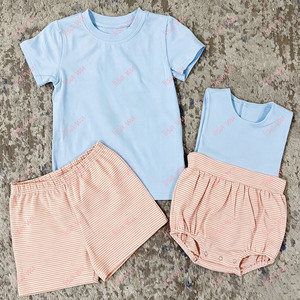 Completo Coordinato Fratello e Sorella: Pagliaccetto Neonato a Righe Color Pesca in Maglia di Cotone Estivo + Set Top e Pantaloncini per Bambine - Product Image 4